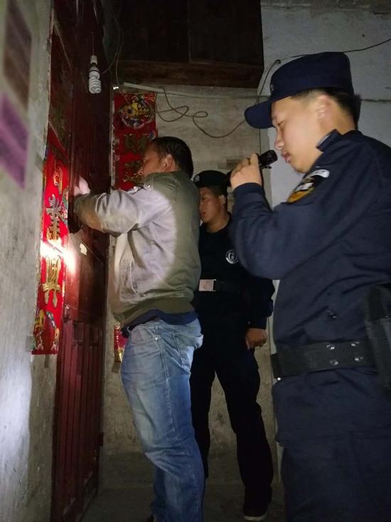 泰州粗心妈妈误将幼女锁家中 